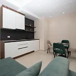 White Arena גולם